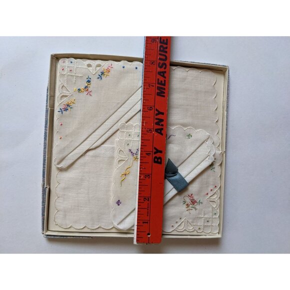 Vintage Womens Embroidered Floral Handkerchief Set Scalloped Edges White Linens - Picture 4 of 4